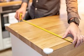 Sisustussuunnitteluja mittaa pöydän kokoa